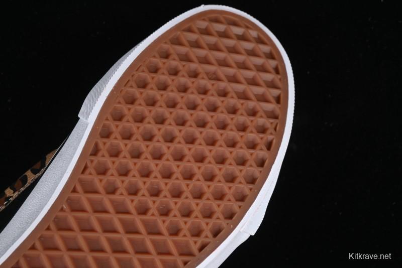 Vans Classics Knu Skool Sneakers with Leopard Print Logo in Black - VN000D2GBA2