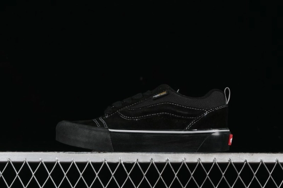 Vans Knu Skool Low Top Retro Casual Vulcanized Slip-On Shoes in Black - VN000CRPBMA