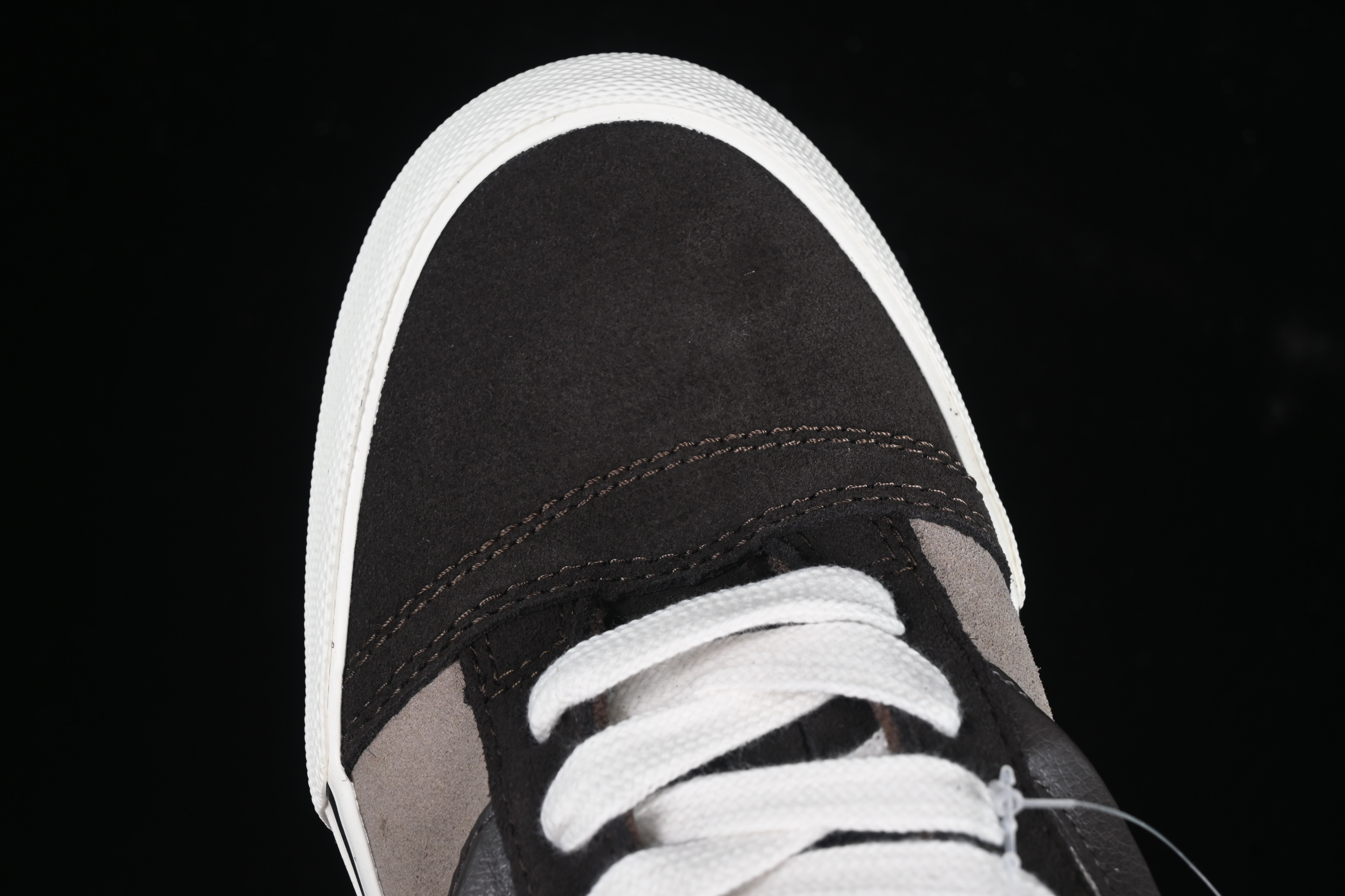 Vans Knu Skool Low-Top Retro Chunky Sneakers with Oversized Logo - VN0009QC2LN