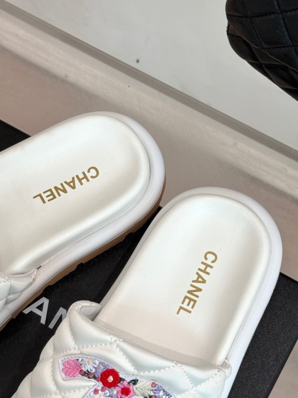 2025 Slippers Chanel White Leather Women Slippers KFY00260