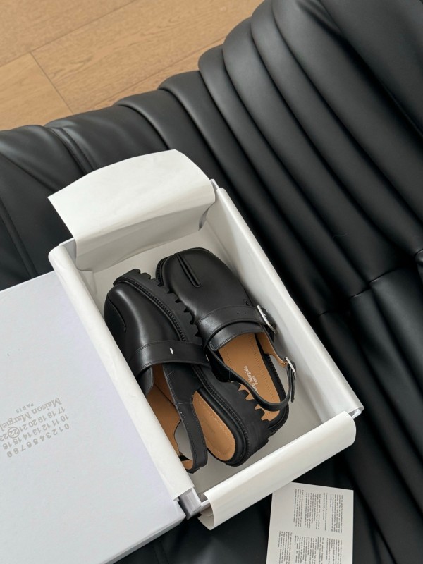 2025 Women MM6 Black Leather Sandals Tabi KFY00310