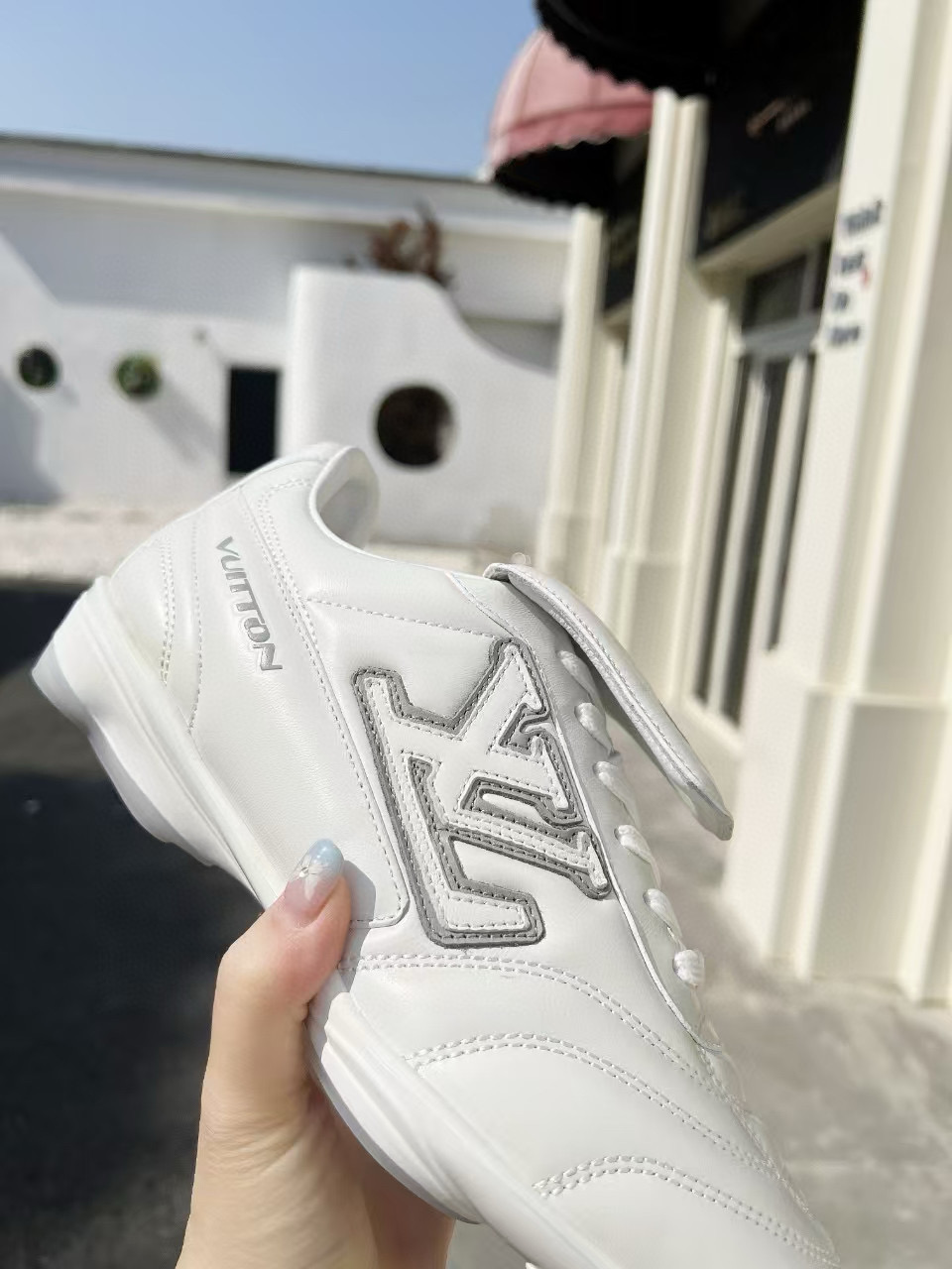 2025 Unisex Louis Vuitton White Leather Sneakers MJ00380