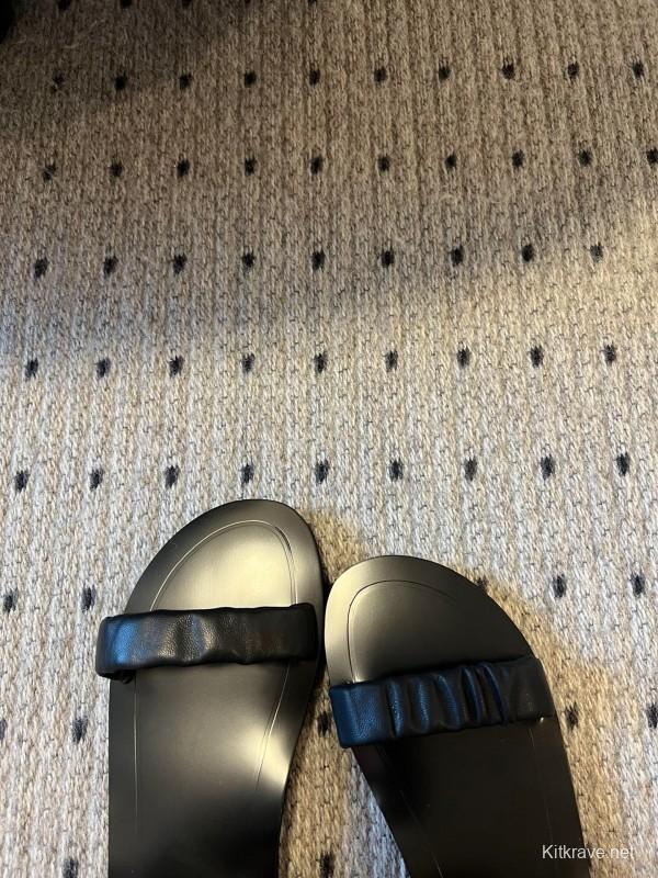 2025 Women The Row Black Leather Flat Sandals KFY00270