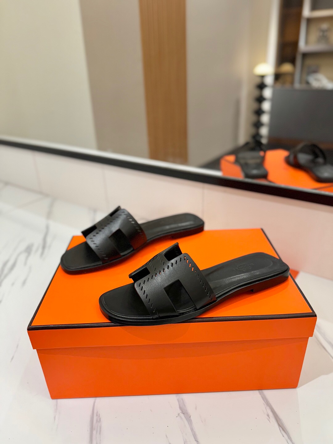 2025 Women Hermès Black Leather Slippers KFY00260