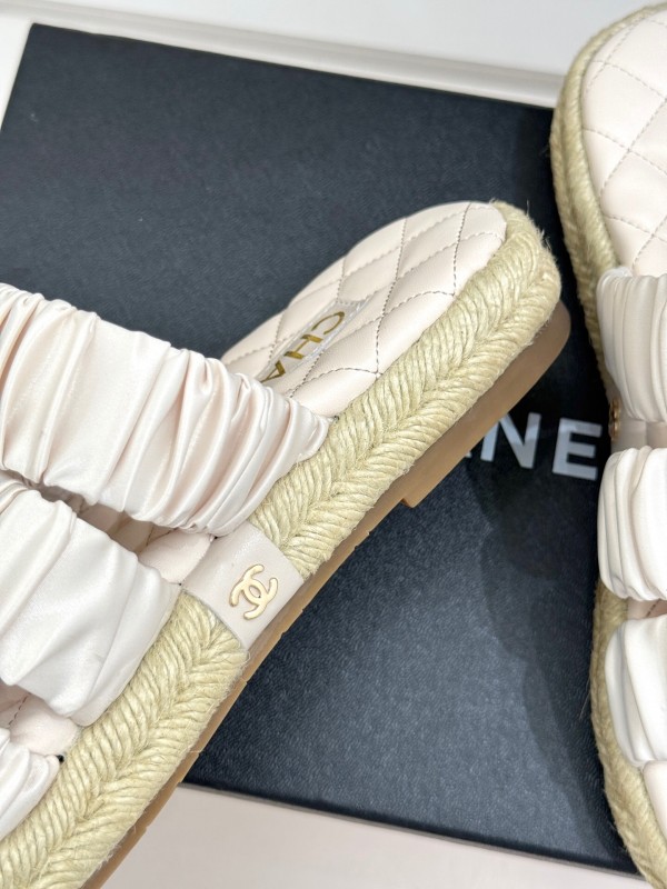 2025 Women Chanel White Leather Slippers CC Logo KFY00230