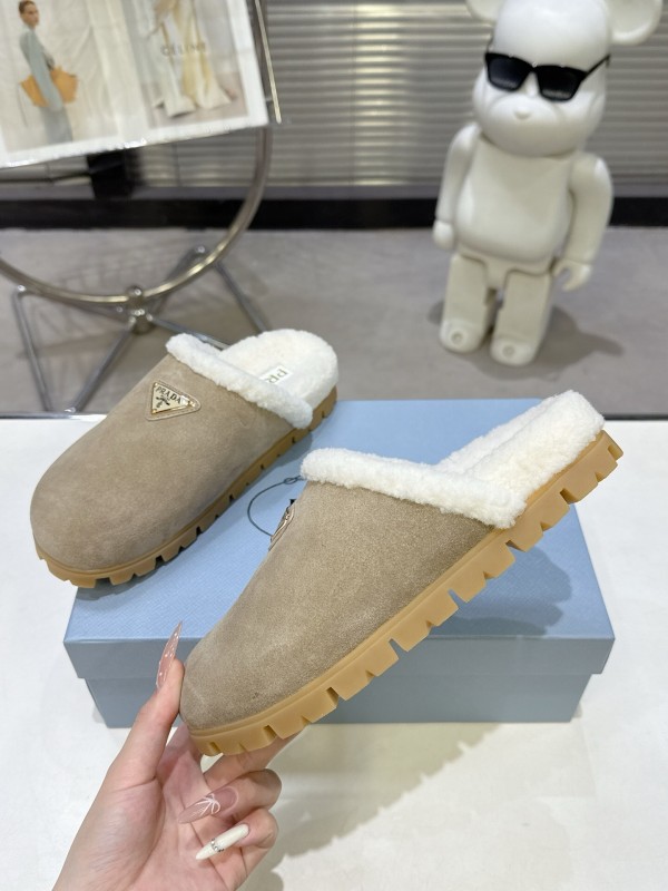 Prada 2025 Fall Winter New Fur Mule Triangle Buckle Bread Toe Half Slipper - KFY00270