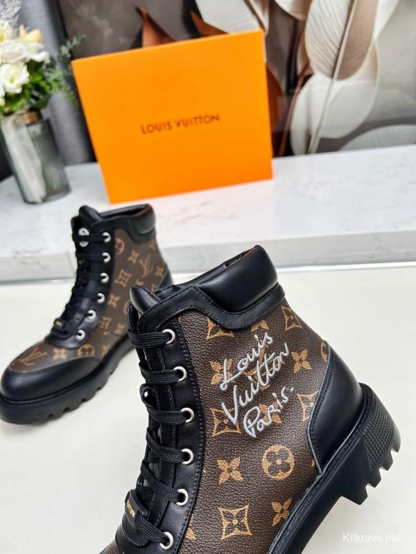 Louis Vuitton Territory Flat Boots with LV Circle Logo and Rubber Outsole - LY00310