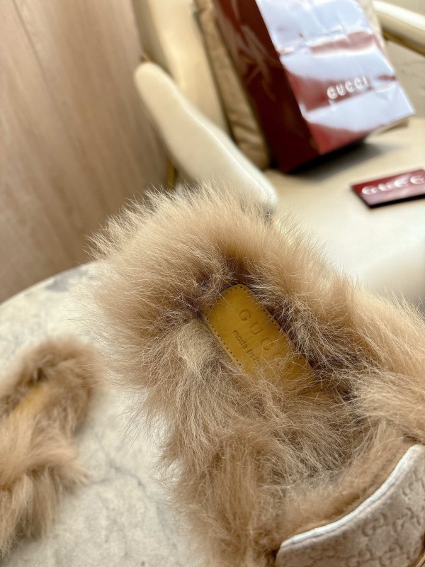 Gucci Women's Fur Mule with Double G Pattern and Horsebit Detail - LY00340