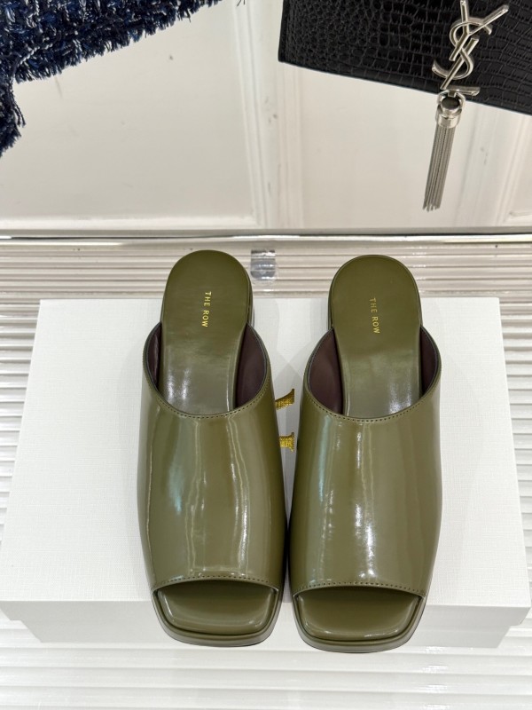 The Row 2025/SS Platform Slides - KFY00280